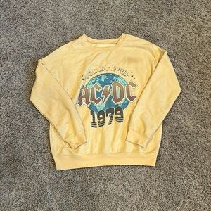 I’m selling this AC/DC world tour 1979 crewneck size XS
